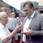 Вручение сувенира "Шахтер" премьер-министру В.Ф.Януковичу